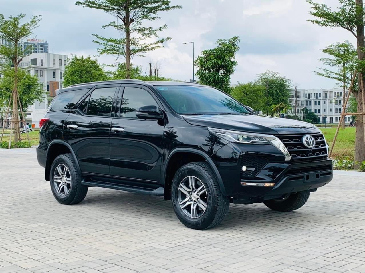 Thuê xe có lái Toyota Fortuner 7 chỗ